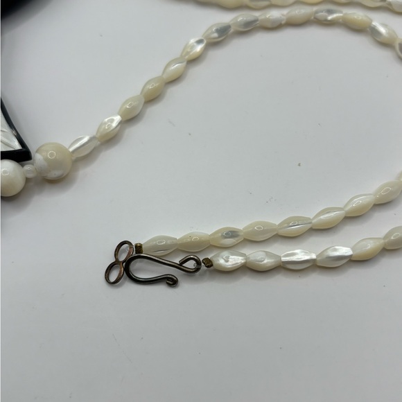 Elegant Floral mother of pearl Necklace with Pearlescent Accents and earrings - Picture 4 of 8